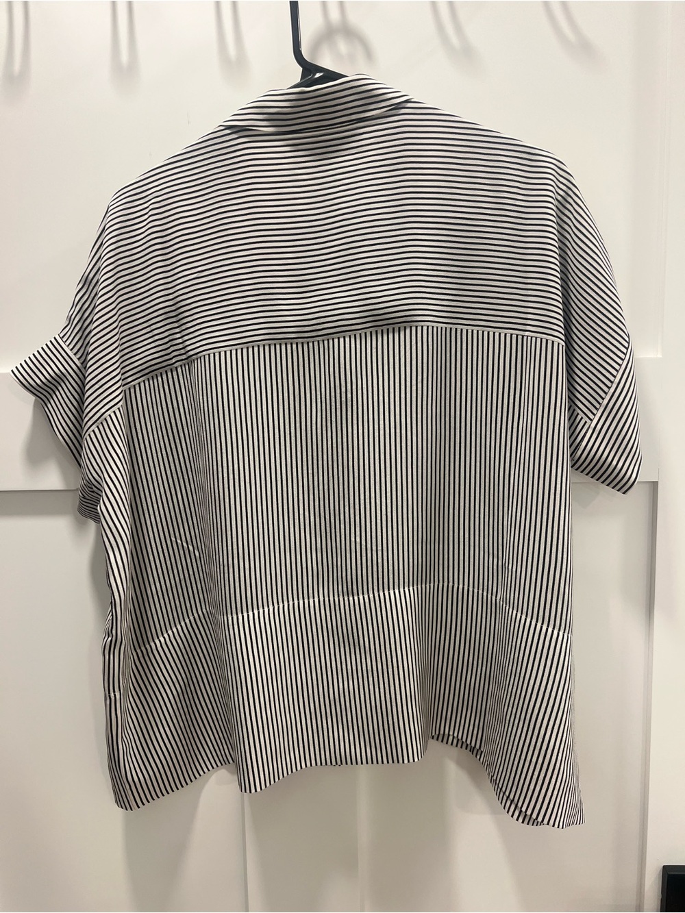 Everlane boxy shirt in washable silk - Picture 3 of 3